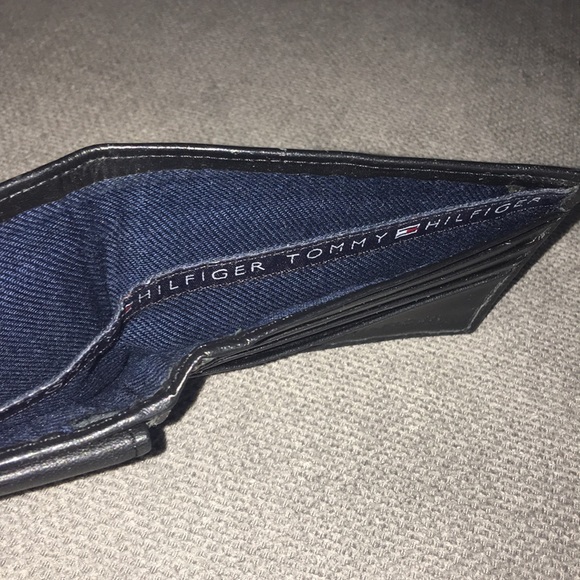 Tommy Hilfiger black leather Wallet - Picture 4 of 6